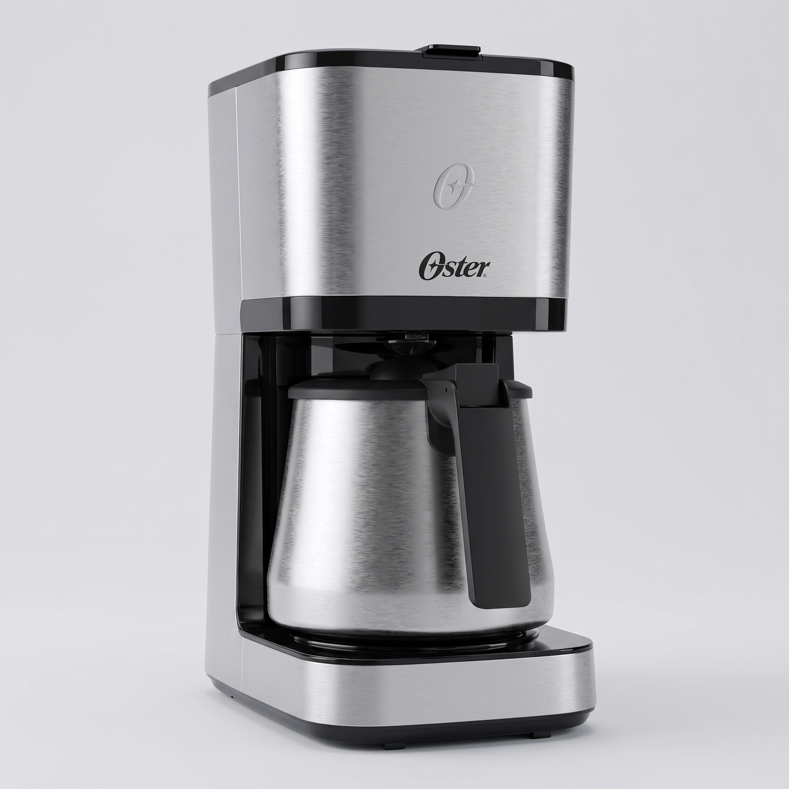 Cafeteira Oster com jarra em inox, design moderno prata