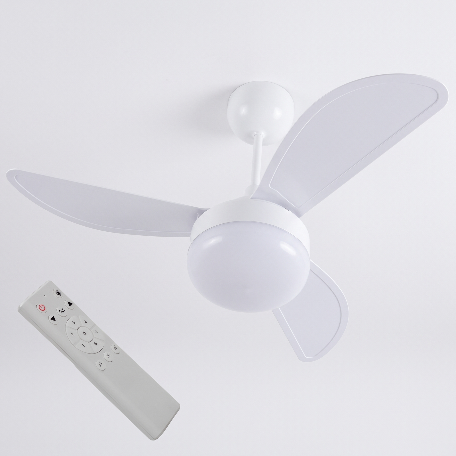 Ventilador de teto branco com 3 pás e luz LED integrada para sala
